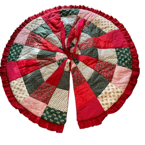 HM Quilted Christmas Tree Skirt 48" Red Green Patchwork Ruffle Farmhouse Cottage - Picture 2 of 4
